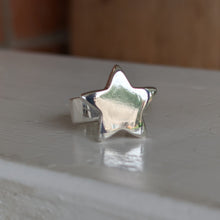 Load image into Gallery viewer, Sterling Silver star ring size R (US 8 1/2)