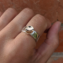 Load image into Gallery viewer, Yellow gold disc ring size Q