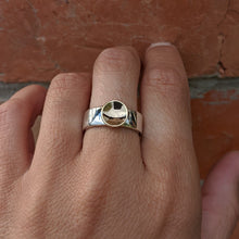 Load image into Gallery viewer, Yellow gold disc ring size Q