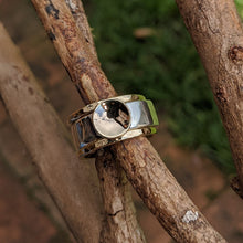 Load image into Gallery viewer, Yellow gold disc ring size Q