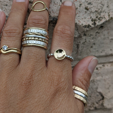 9ct yellow gold domed disc top stacker with beaded band size P 1/2