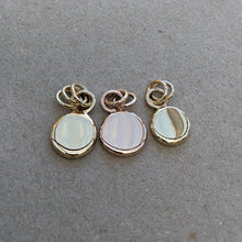 Load image into Gallery viewer, 9ct yellow gold squashed blob pendant