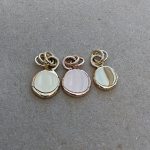 9ct yellow gold squashed blob pendant