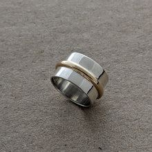 Load image into Gallery viewer, Wide silver band with gold size P