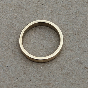 9ct 4mm wide yellow gold ring size R