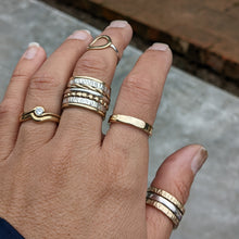 Load image into Gallery viewer, 9ct 4mm wide yellow gold ring size R
