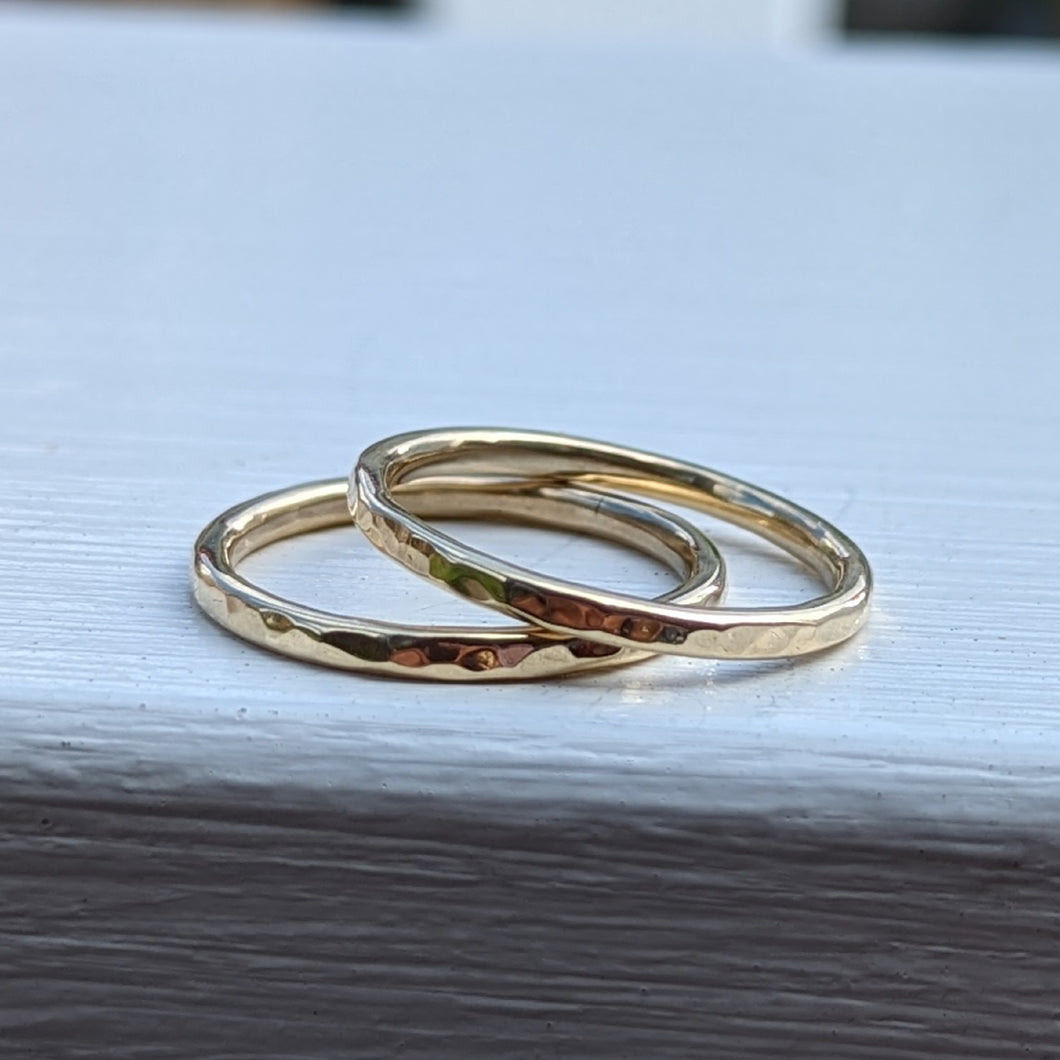 9ct yellow gold hammered finish stacker size Q/8