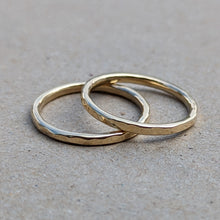 Load image into Gallery viewer, 9ct yellow gold hammered finish stacker size Q/8