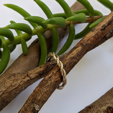 9ct yellow gold twist stacker size Q 1/2