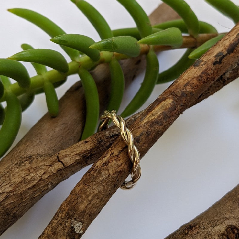 9ct yellow gold twist stacker size Q 1/2