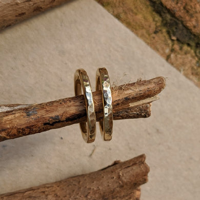 9ct yellow gold hammered stacker size P 1/2